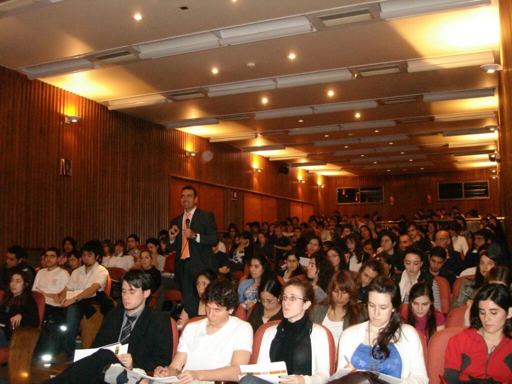 Docencia universitaria y consultoria como titular de estudio contable Alvaro Iriarte